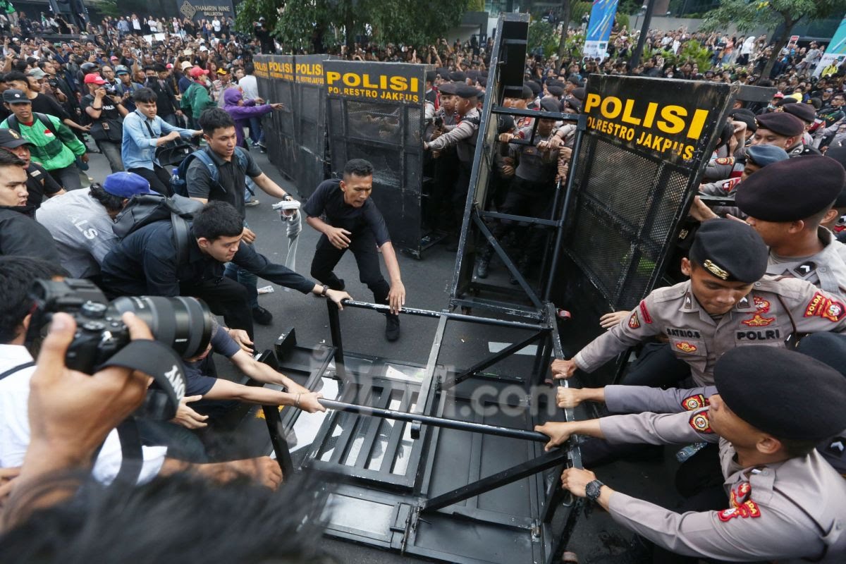 TNI Hadang Massa Demo Mahasiswa di Bundaran HI, Video Viral Tuai Sorotan Warganet