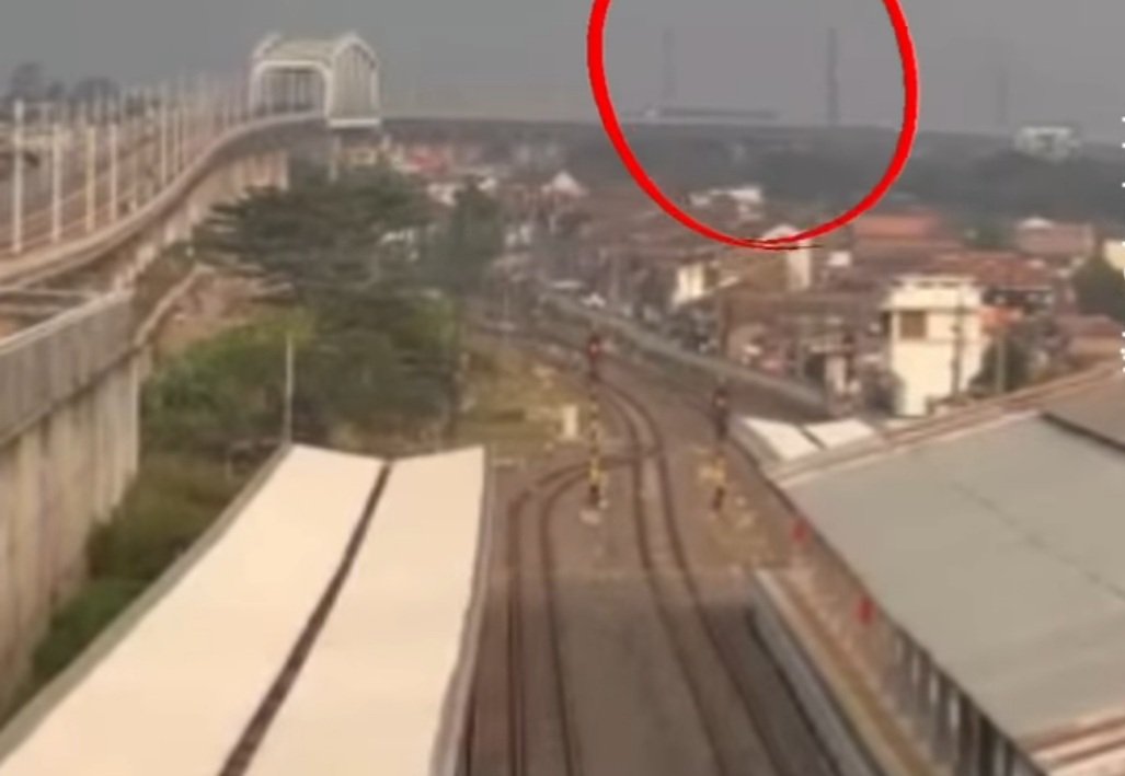 Diduga Terhalang Layangan, Kereta Cepat Sempat Berhenti di Jalur Cimahi