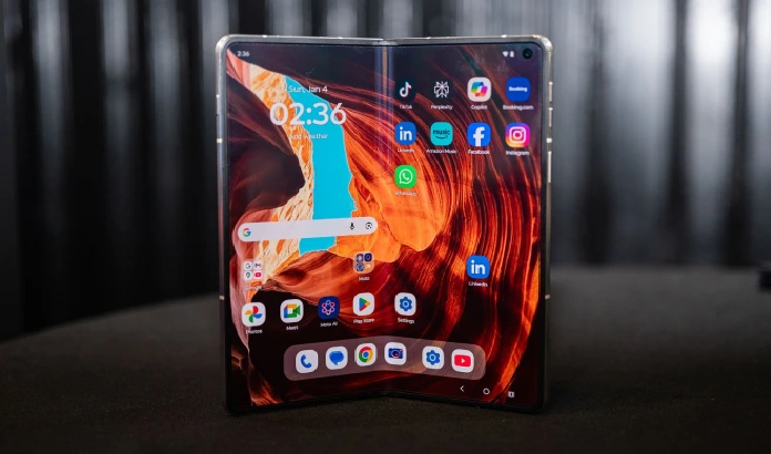 Motorola Razr Fold Resmi Masuk Indonesia, Siap Goyang Tahta Samsung di Kelas HP Lipat Premium?