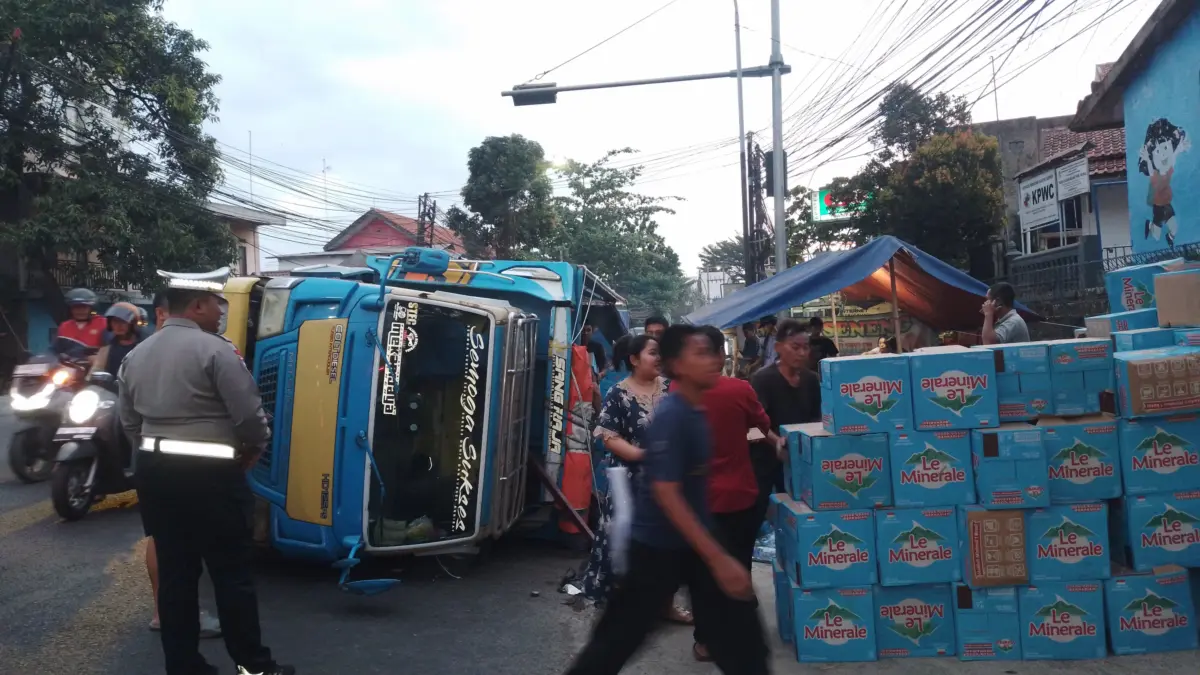 Truk Bermuatan 9 Ton Air Mineral Terguling di Jalur Bandung–Cirebon, Arus Lalu Lintas Jatinangor Macet