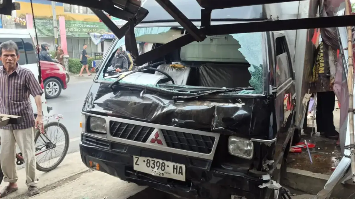 Mobil Pikap Boks Diduga Alami Microsleep, Hantam Tiga Ruko dan Tujuh Motor