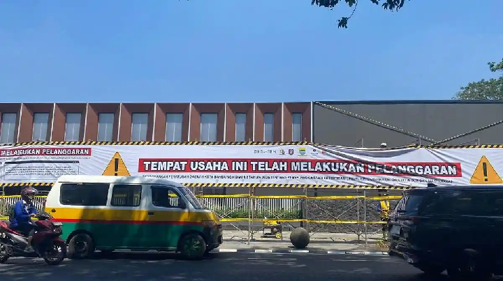 Izin Videotron di Six Nine Padel Bandung Dibekukan, Buntut Penebangan 10 Pohon Tanpa Izin
