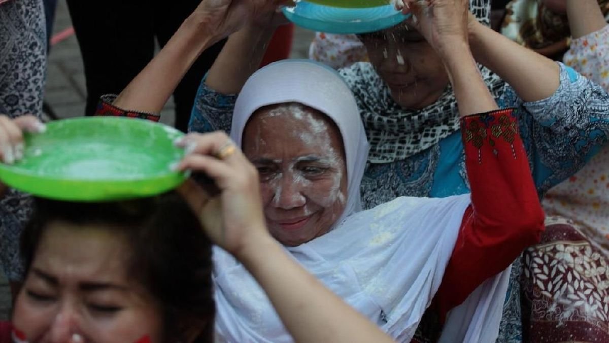 5 Lomba 17 Agustus Ibu-Ibu yang Unik dan Kocak, Dijamin Bikin Satu Kampung Pecah!